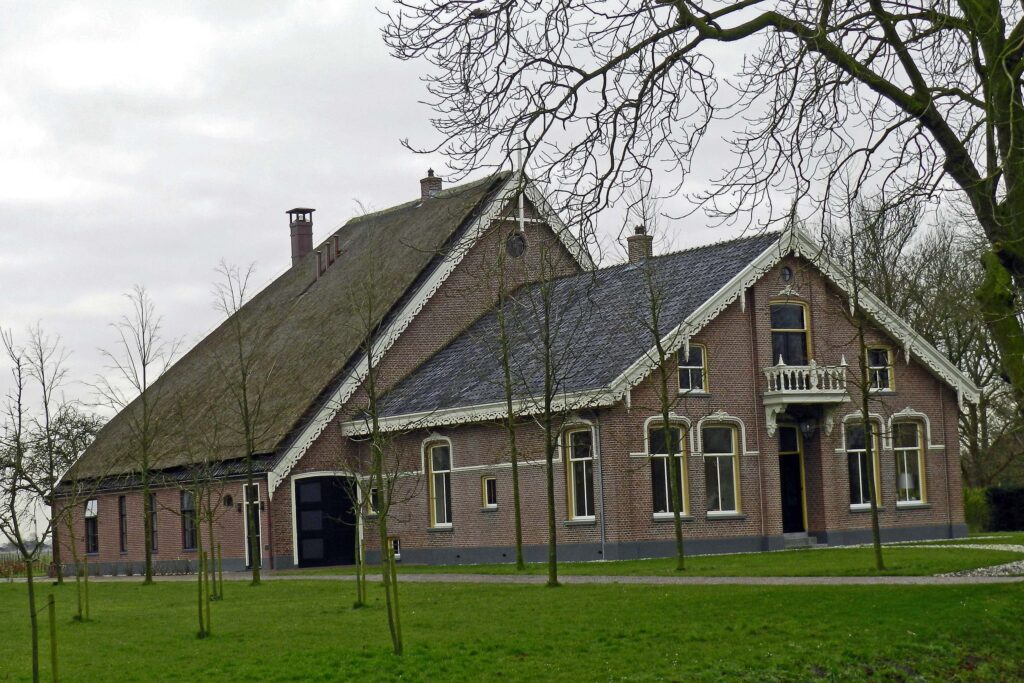 Boerderij van het kop-romp-type, gesitueerd aan de zuidzijde van de dorpsweg