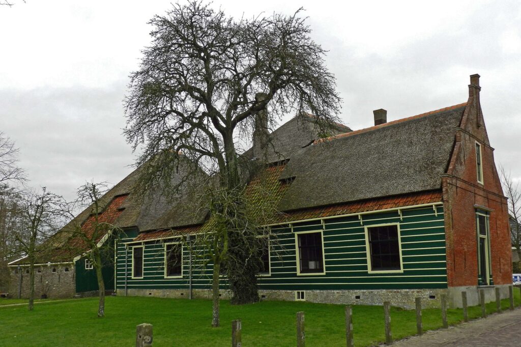 Bestaande uit twee achter elkaar gelegen en onderling verbonden gedeelten, die beide de stolpvorm hebben