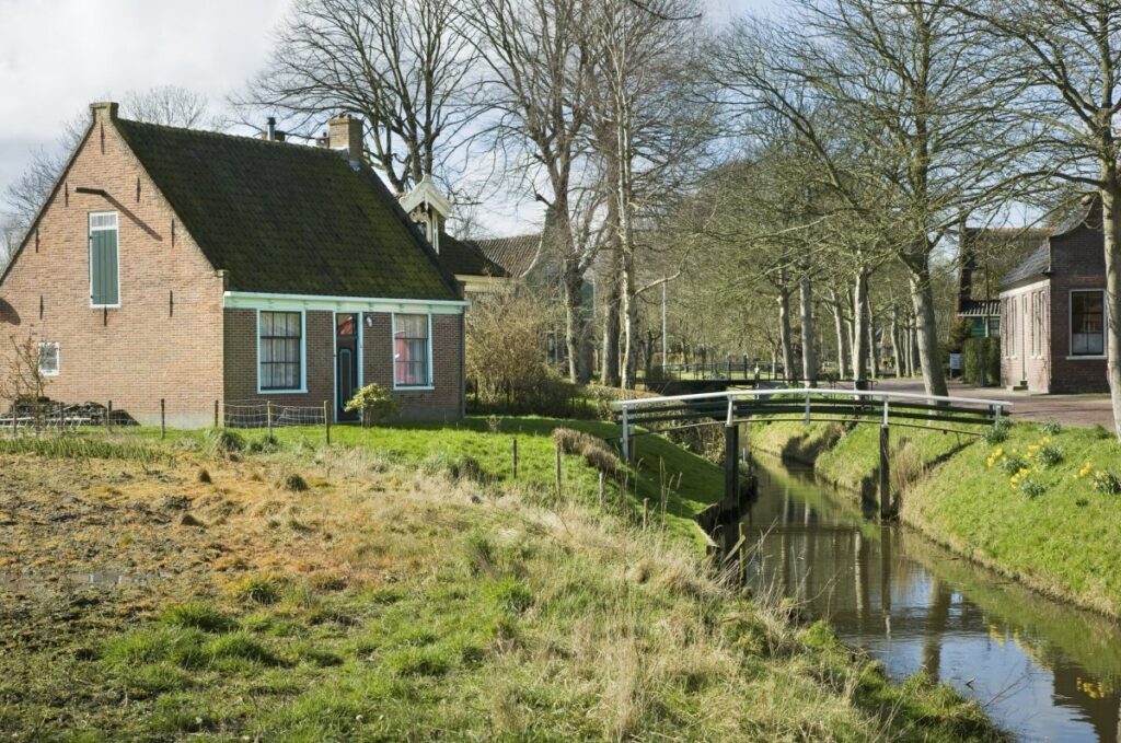 Klein pand onder dwars zadeldak