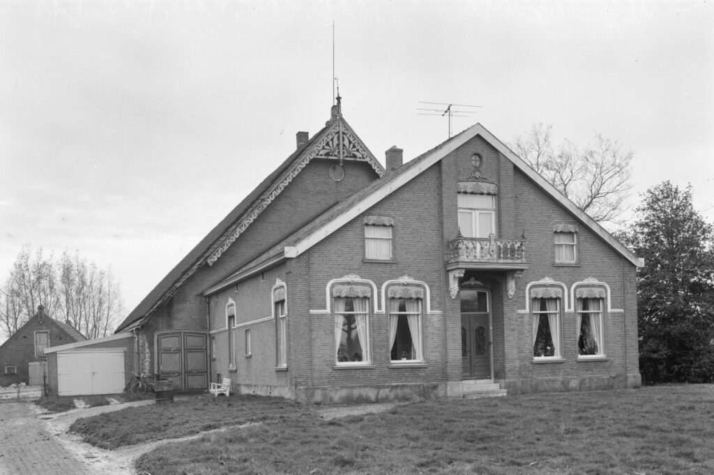 Boerderij van het kop-romp-type, gesitueerd aan de zuidzijde van de dorpsweg