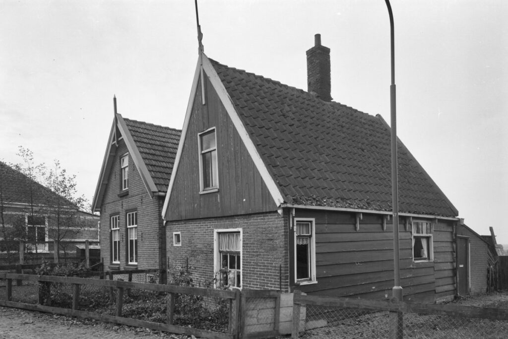 Grotendeels houten pandje onder zadeldak