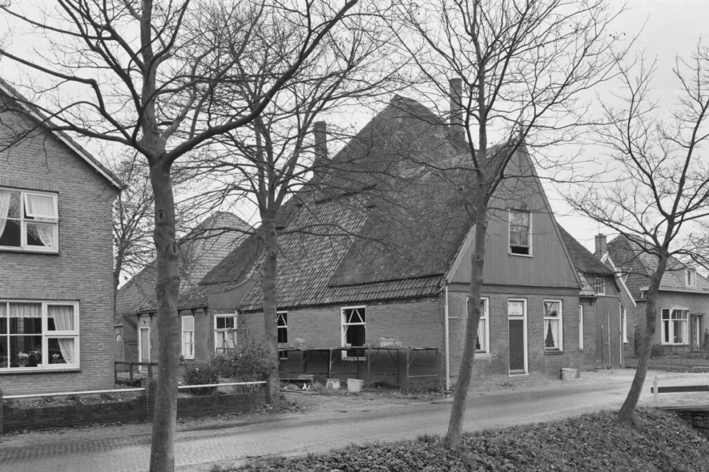 boerderij, bestaande uit twee achter elkaar gelegen en onderling verbonden gedeelten, elk in de vorm van een stolp	