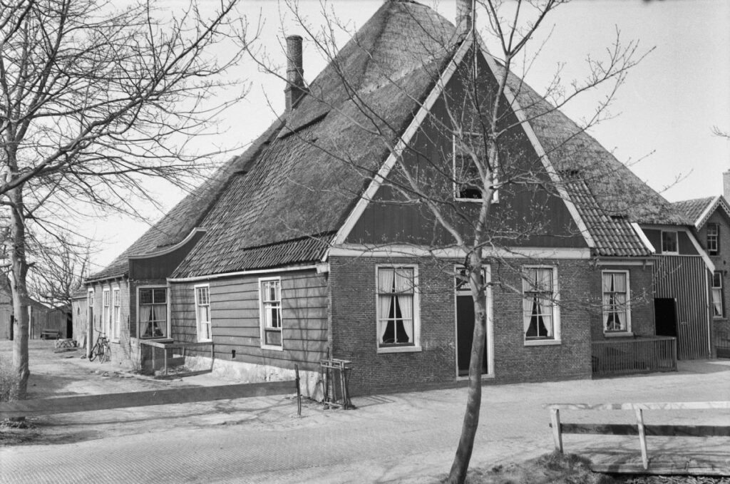 boerderij, bestaande uit twee achter elkaar gelegen en onderling verbonden gedeelten, elk in de vorm van een stolp	