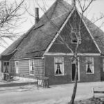 boerderij, bestaande uit twee achter elkaar gelegen en onderling verbonden gedeelten, elk in de vorm van een stolp	