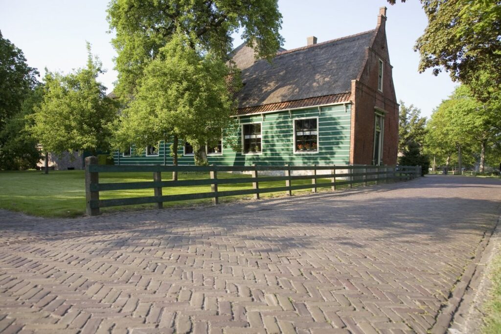 Bestaande uit twee achter elkaar gelegen en onderling verbonden gedeelten, die beide de stolpvorm hebben